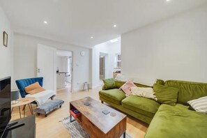 Living area - Charming Spacious 2-bed Apartment in London (London)