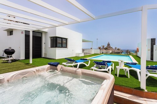 Luxury Villa with Stunning Ocean & Mountain View’s