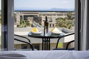 1 Schlafzimmer, Zimmersafe, Schreibtisch, Bügeleisen/Bügelbrett