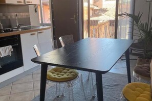 Kühlschrank, Ofen, Herdplatte, Wasserkocher mit Kaffee-/Teezubehör