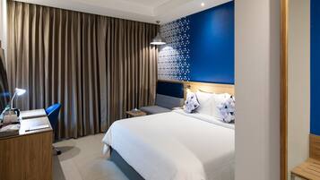 Escrivaninha, cortinas blackout, quartos à prova de som