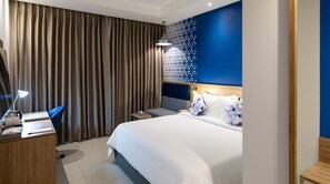 Una scrivania, tende oscuranti, insonorizzazione, ferro/asse da stiro