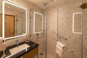 Doppia Premium | Bagno | Doccia, soffione a pioggia, asciugacapelli, accappatoio