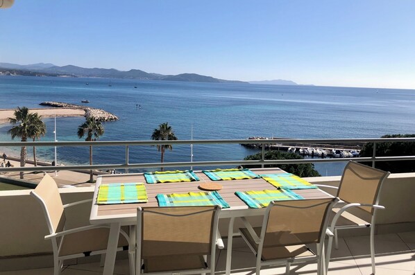 Outdoor dining - Vue mer Exceptionnelle T3 Neuf de 75 m2 Climatisé (La Ciotat)