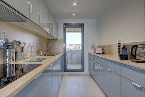 Fridge, microwave, oven, stovetop - Vue mer Exceptionnelle T3 Neuf de 75 m2 Climatisé (La Ciotat)