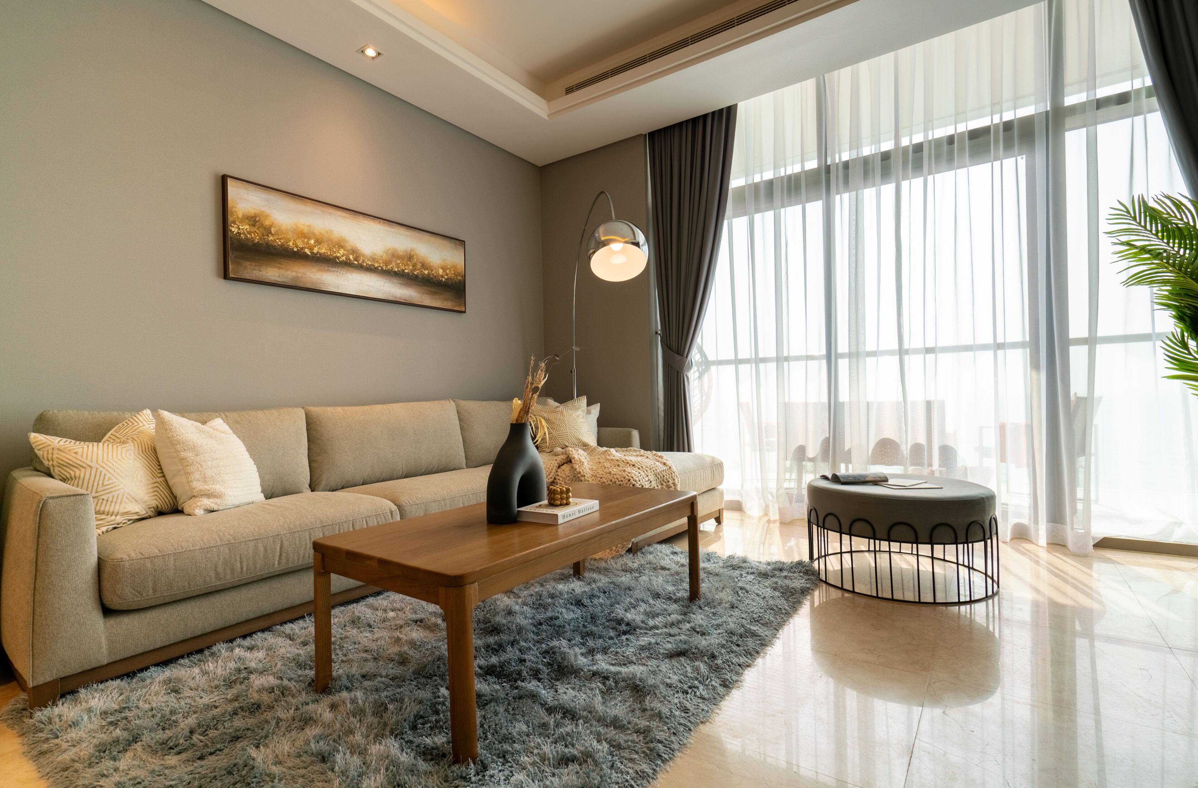 Căn hộ Deluxe, ban công, quang cảnh biển | Khu phòng khách | Smart TV 50-inch có truyền hình cáp 