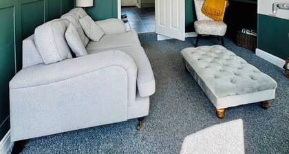 Beautiful, renovated 1 Bedroom Cottage, with private yard. Great location.