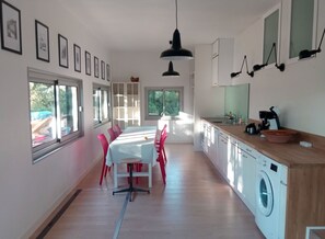 ثلاجة، ميكروويف، فرن، موقد طهي مسطح