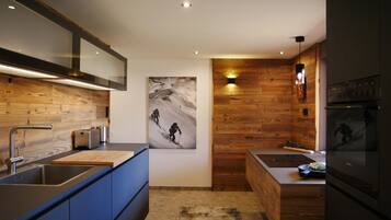 Fridge, oven, stovetop, dishwasher