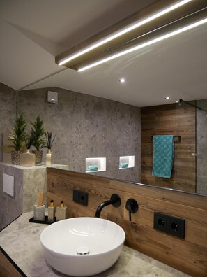 Dusche, Haartrockner, Handtücher