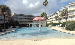 A heated pool - Beachsid Bungalow @ Victorian Sleeps 8 (Galveston)