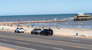 On the beach - Beachsid Bungalow @ Victorian Sleeps 8 (Galveston)