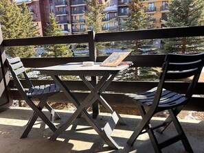 Outdoor dining - Cozy Studio for 4 with Ski Lift Access and South-Facing Balcony (Risoul)