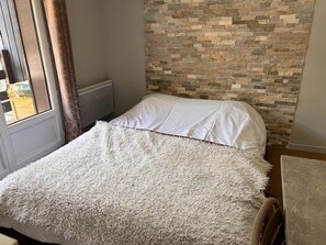 Room - Cozy Studio for 4 with Ski Lift Access and South-Facing Balcony (Risoul)