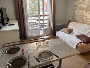 TV - Cozy Studio for 4 with Ski Lift Access and South-Facing Balcony (Risoul)