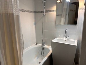 Bathroom - Cozy Studio for 4 with Ski Lift Access and South-Facing Balcony (Risoul)