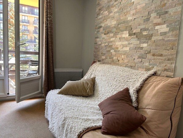 TV - Cozy Studio for 4 with Ski Lift Access and South-Facing Balcony (Risoul)