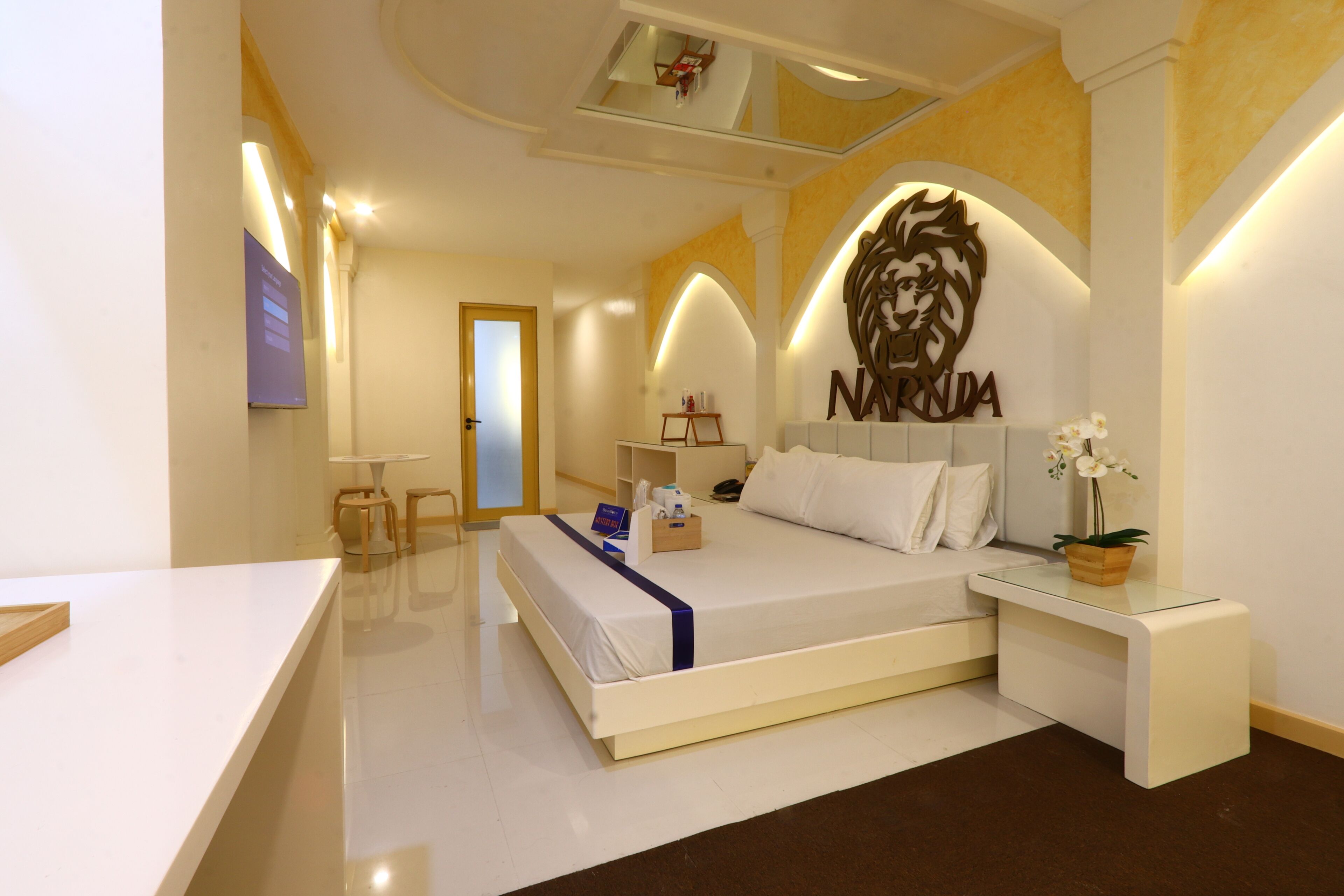 Thematic Suite with Private Garage