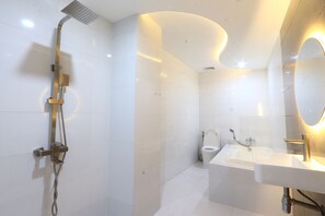 Thematic Suite with Private Garage | Bathroom