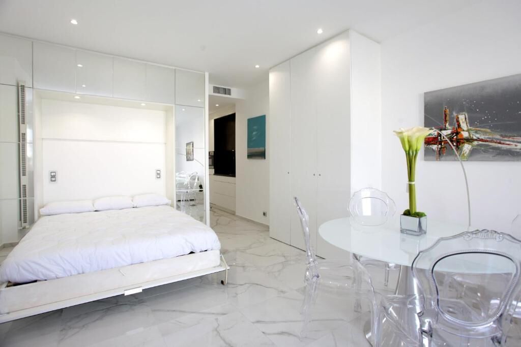 Iron/ironing board, internet, bed sheets