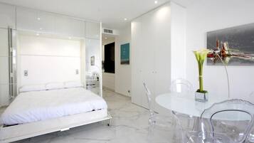 Iron/ironing board, internet, bed sheets