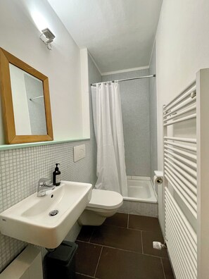 Shower, hair dryer, towels, soap - Vacation apartment in Ribbeck opposite the pear tree and church (Nauen)