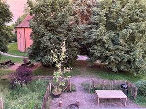 Outdoor dining - Vacation apartment in Ribbeck opposite the pear tree and church (Nauen)