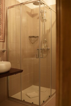 Deluxe-værelse | Badeværelse | Hårtørrer, hjemmesko, bidet, håndklæder