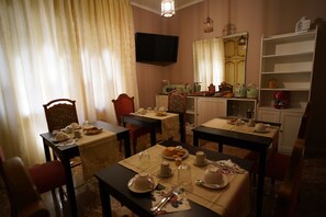 Café da manhã com buffet grátis todos os dias