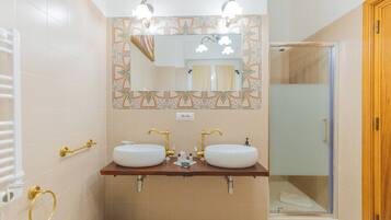 Superior Room, 1 Double Bed | Bathroom | Hair dryer, slippers, bidet, towels