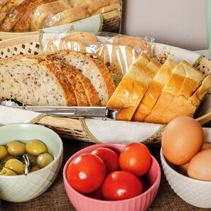 A variety of breads and tomatoes on a table. - Bari Antica Boutique B&B (Bari)
