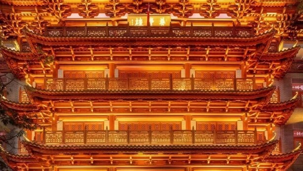 Un edificio tradicional de varios niveles con arquitectura ornamentada y un santuario central.