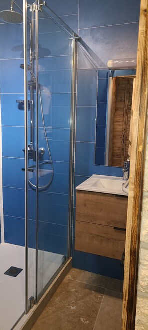 Douche, sèche-cheveux, serviettes fournies, savon