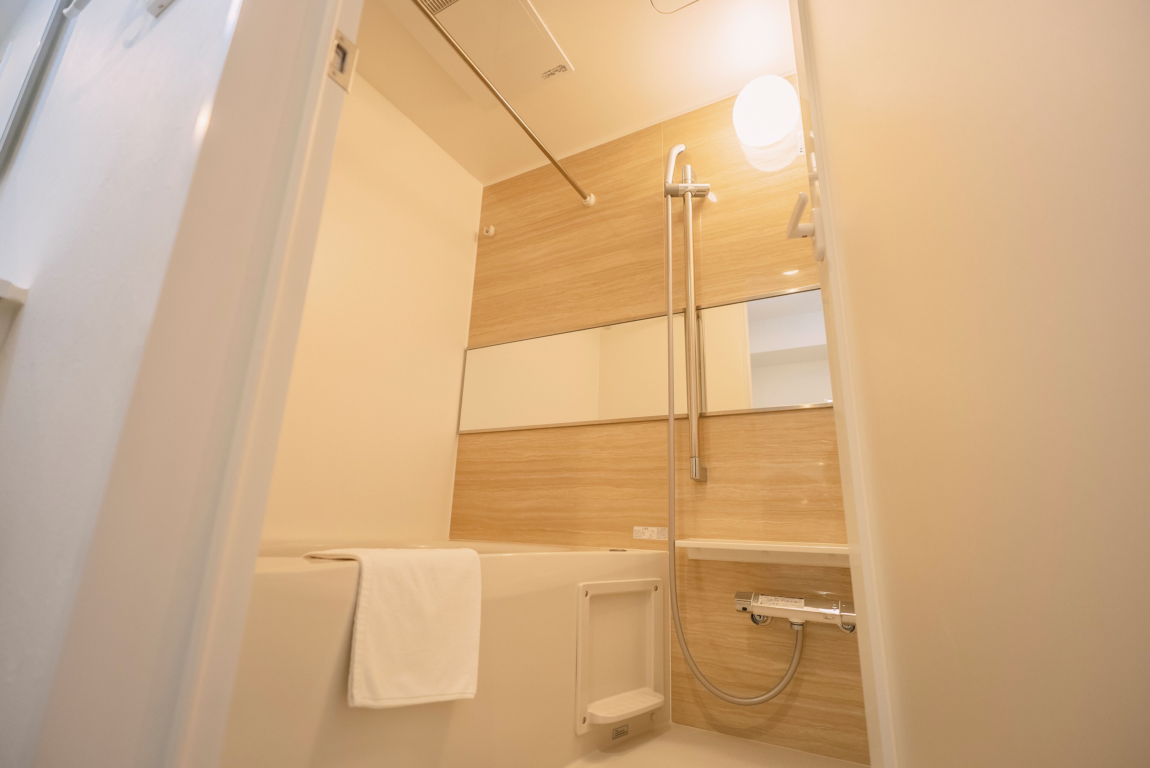 Bathtub dan shower terpisah dan perlengkapan mandi gratis