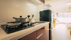 Una cocina moderna con estufa a gas, pileta y refrigerador.