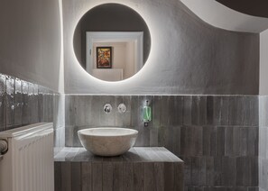 Departamento de lujo | Baño | Regadera, regadera tipo lluvia, amenidades de baño ecológicas 