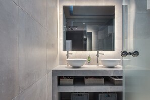 Luxury Apartment | Bathroom | Shower, rainfall showerhead, eco-friendly toiletries, hair dryer - The Riviera Hideaway (Vari-Voula-Vouliagmeni)