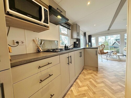 Beautiful chalet with a lovely enclosed garden and BBQ to relax in after a day at the beach with your dog.