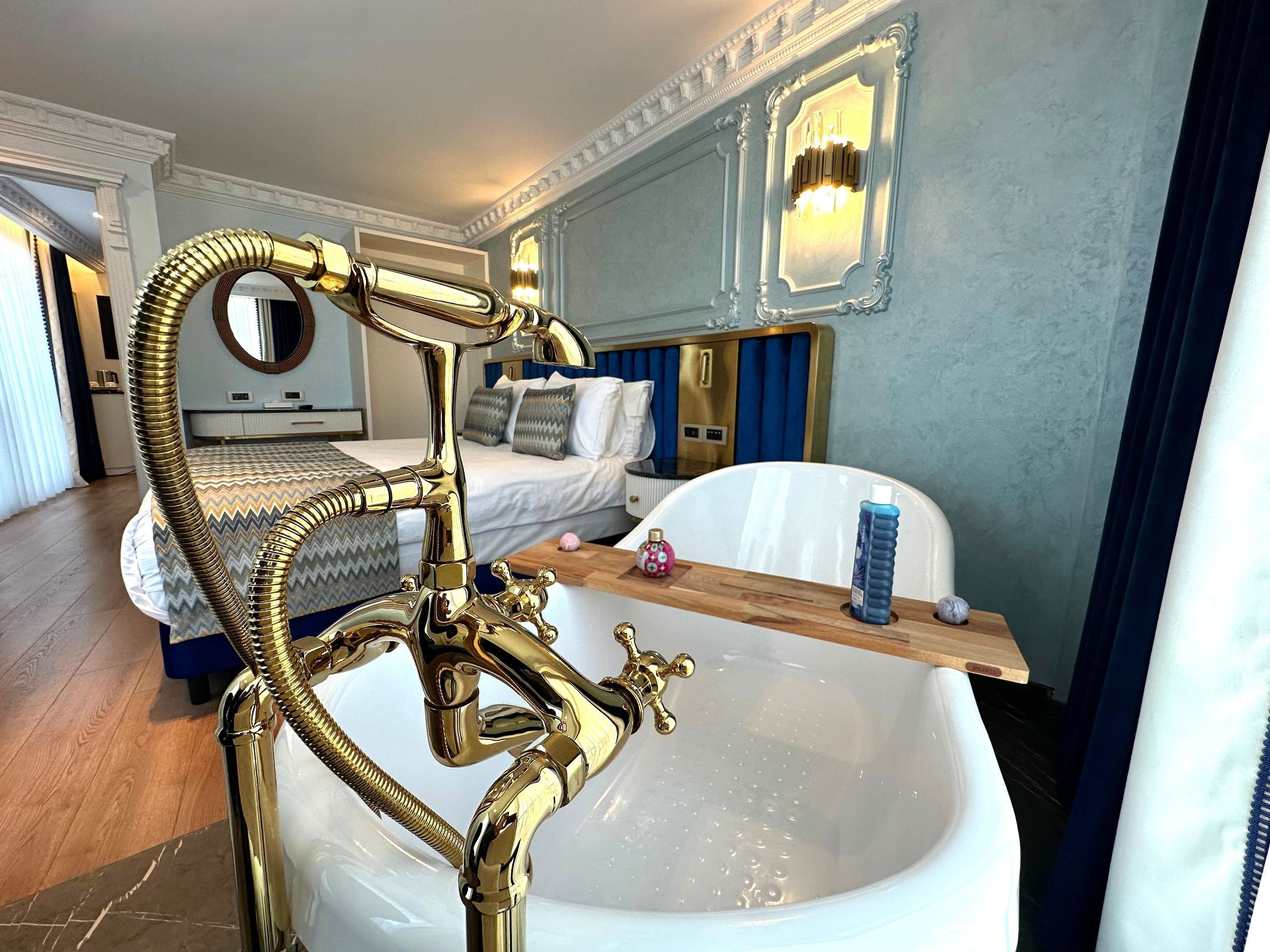 Presidential Room, Bathtub, Sea View
