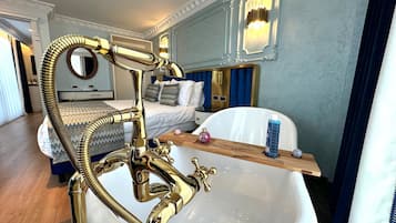 Presidential Room, Bathtub, Sea View