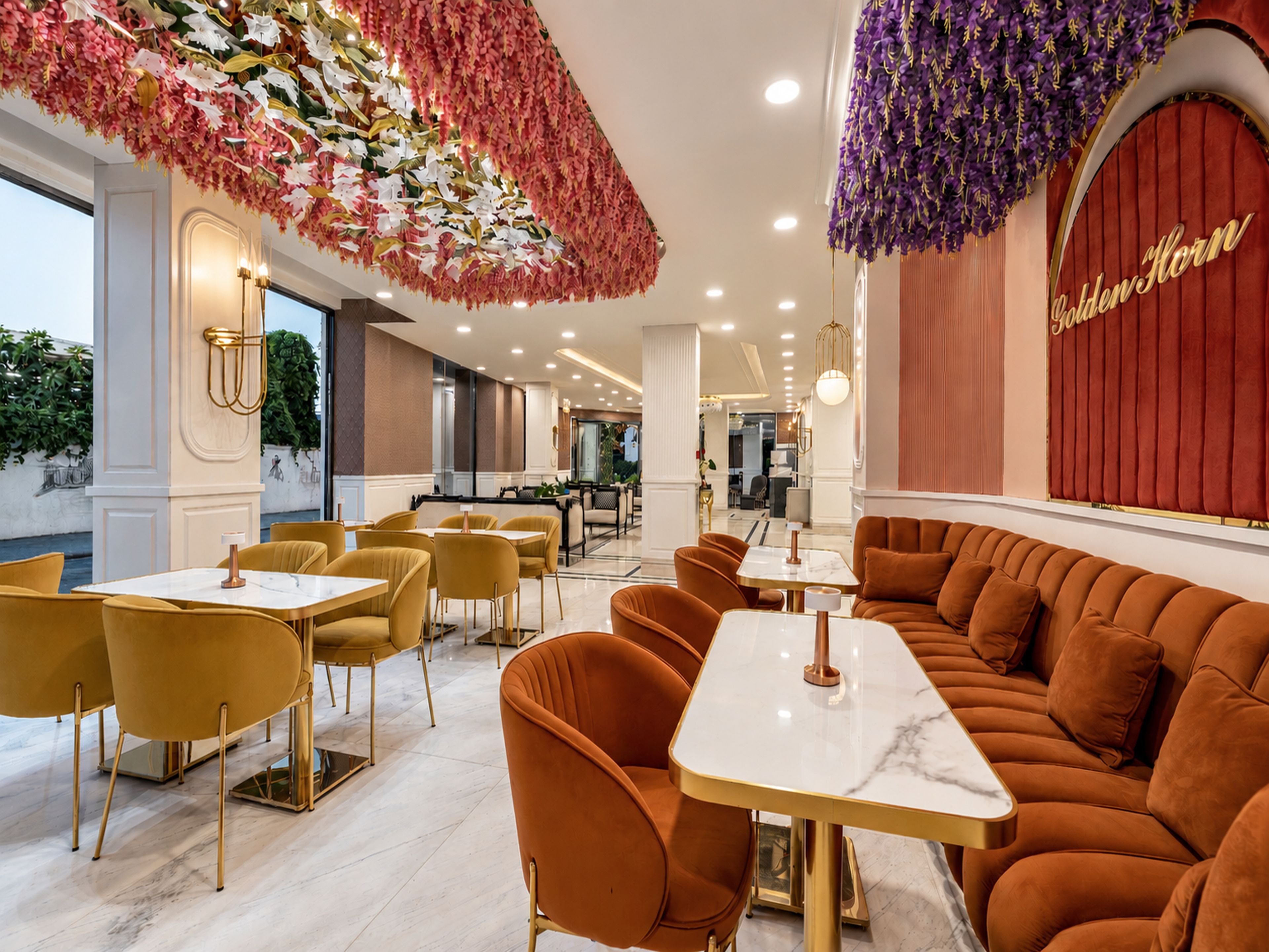 Un intérieur moderne comprenant un espace salon, des tables et un plafond décoratif.
