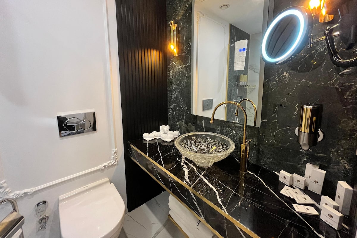 Dusj, hårføner, badekåper og tøfler