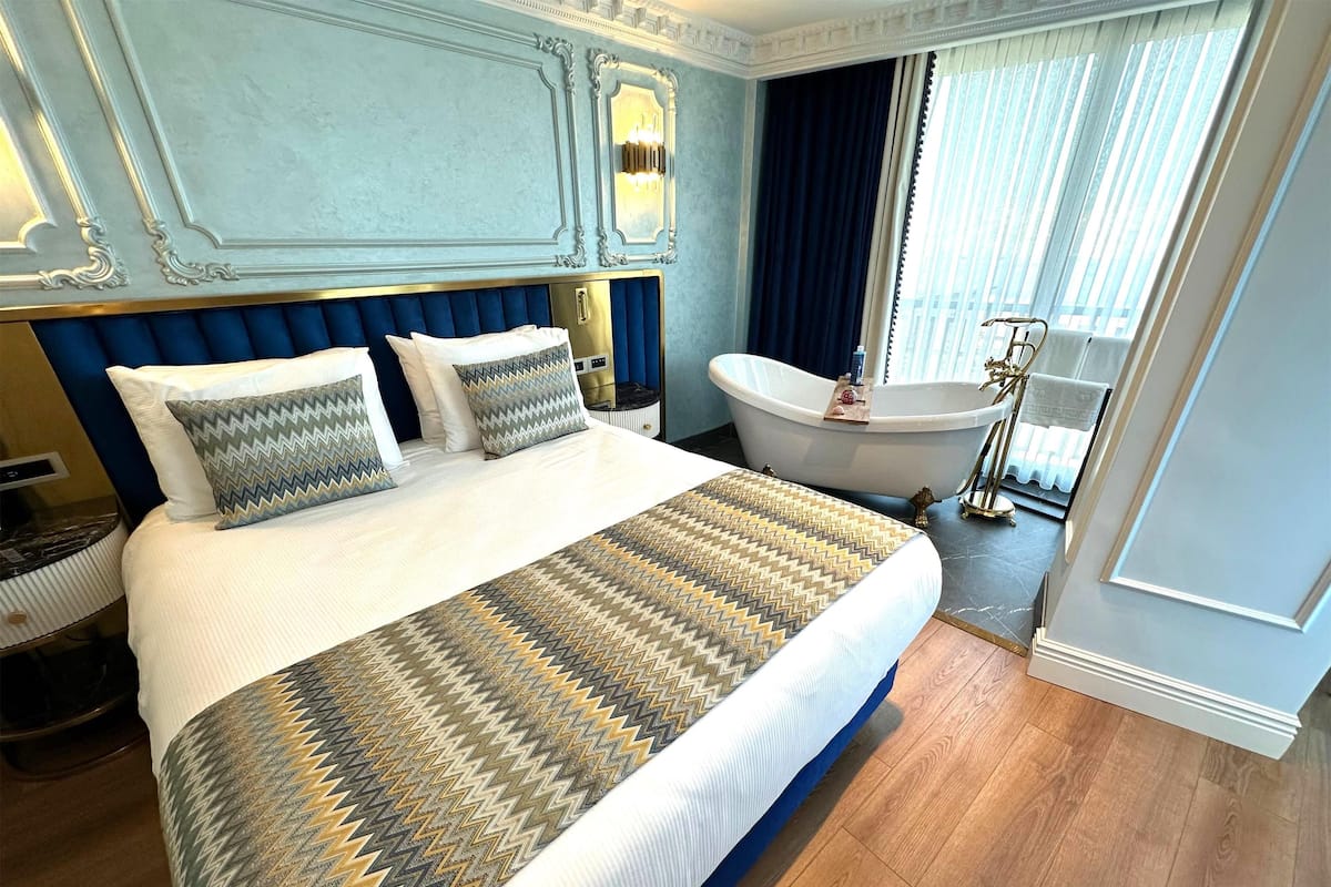 Presidentiële kamer, bad, uitzicht op zee | 1 slaapkamer, luxe beddengoed, een minibar, een kluis op de kamer