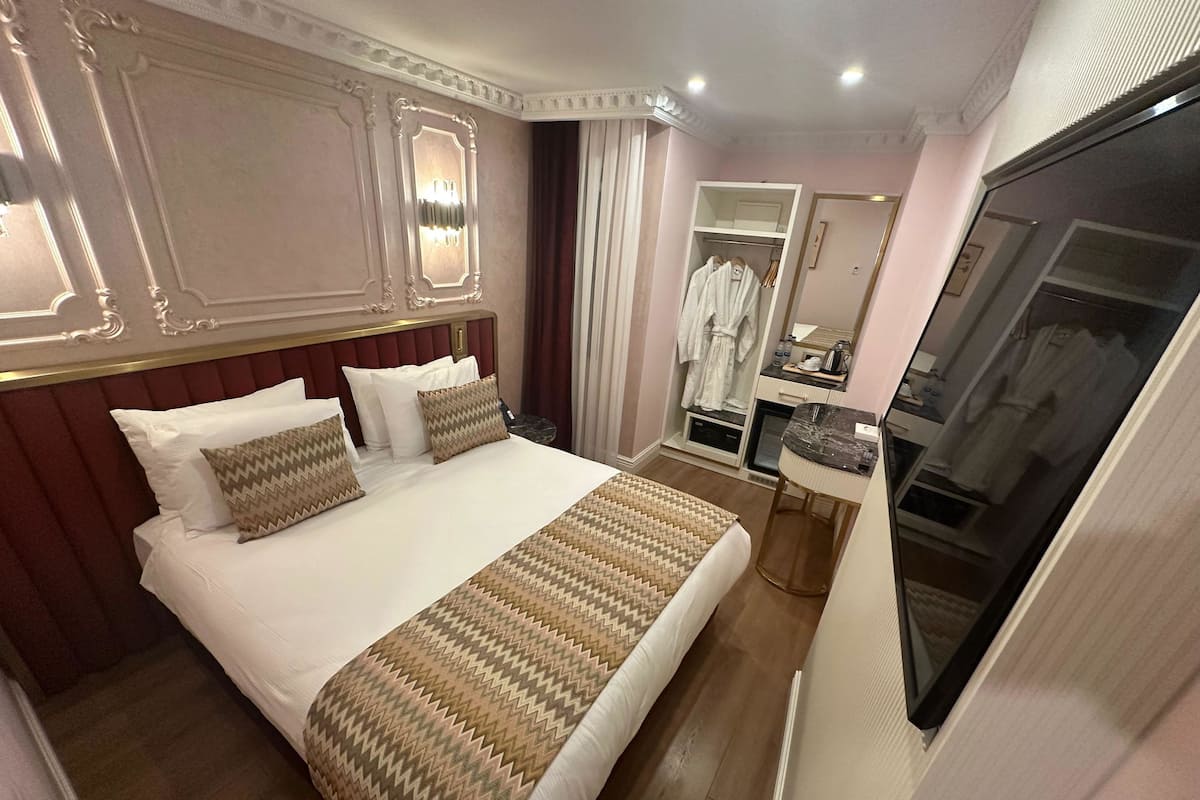 Economy Room, No Windows | Premium bedding, minibar, in-room safe, desk