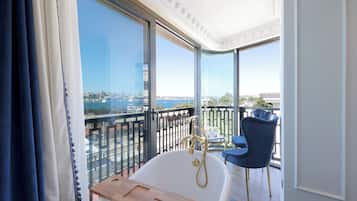 Quarto presidencial, banheira, vista para o mar | Vista para praia/oceano