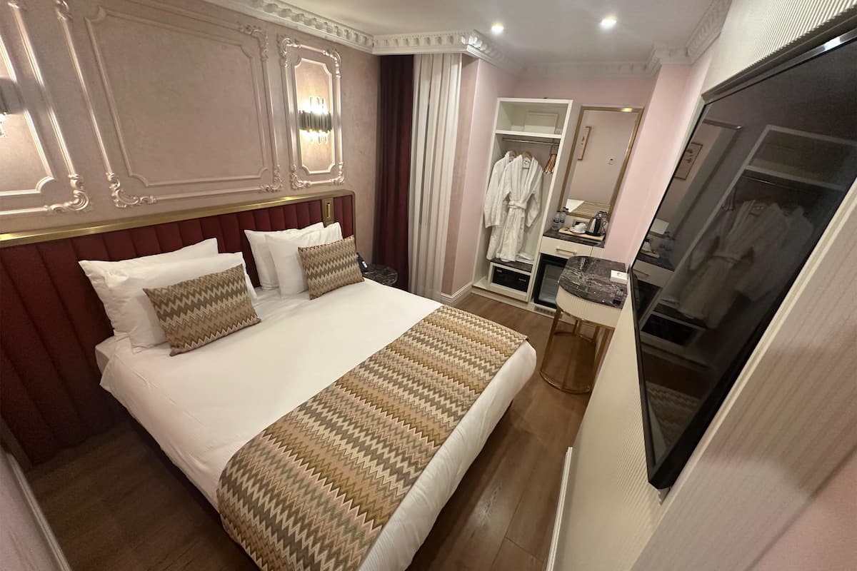 Economy kamer, geen ramen | 1 slaapkamer, luxe beddengoed, een minibar, een kluis op de kamer