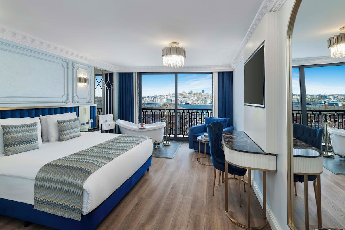 Executive Room, Bathtub, Sea View | Premium bedding, minibar, in-room safe, desk