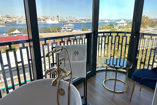 Presidential Room, Bathtub, Sea View | Premium bedding, minibar, in-room safe, desk