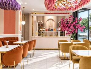 A hotel lobby with a bar area, seating arrangements, and a view of the outdoors. - Golden Horn Bosphorus Hotel  (Istanbul)