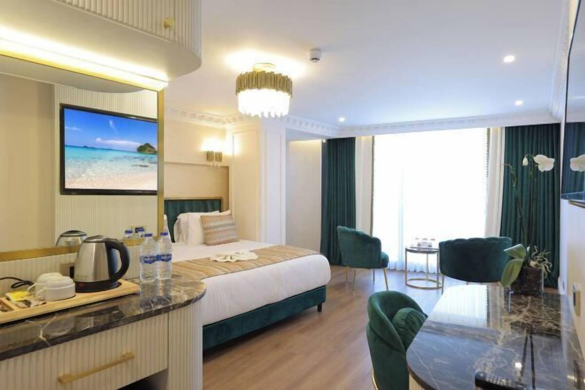 Sengetøy av topp kvalitet, minibar, safe på rommet og skrivebord